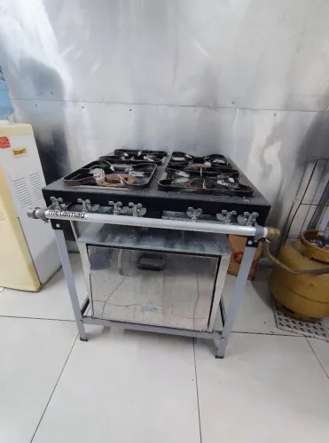 Fogão industrial a gás 4 bocas e forno.