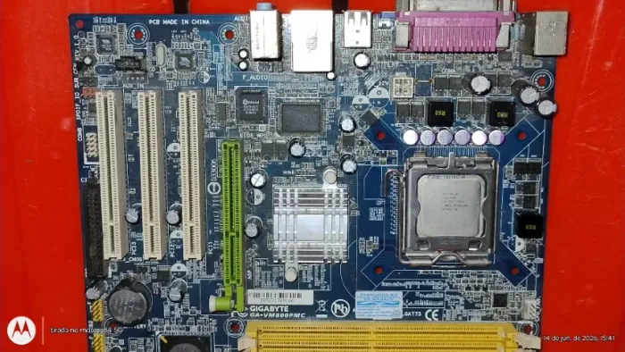 Placa Mãe Gigabyte Ga-vm800pmc Socket 775 +Processador Pentium® 4 -3.0 GHz -no estado