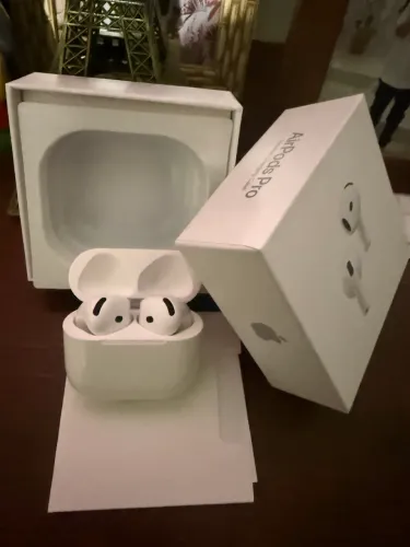 AirPods 4 completo na caixa