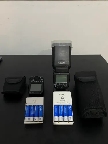 Vendo Flash Yongnuo YN600EX RT ll + Rádio Flash YN-E3-RT ll + 4 PILHAS COM 2 CARREGADORES.