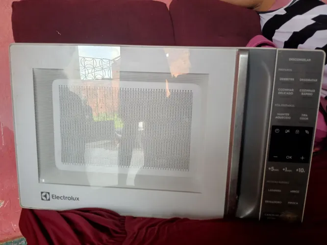Vende-se micro-ondas *com defeito*