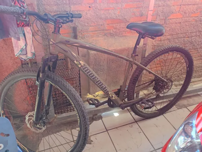 Bicicleta só pegar e andar ela tá inteira toda certinha só 400 reais é pegar e leva