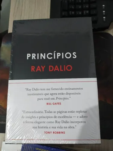 Livro princípios de Ray Dalio capa dura novo na embalagem.