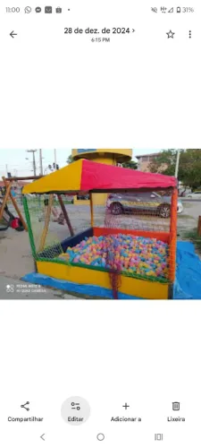 Casinha de espumas coloridas