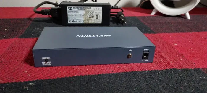 Switch PoE Hikvision 9 Portas Fast Ethernet + Fonte Original 48V (DS-3E0109P-E/M)