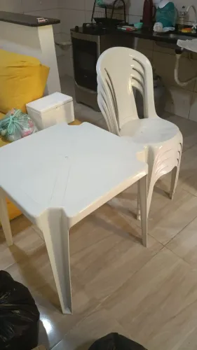 Jogo de MESAS E CADEIRAS.