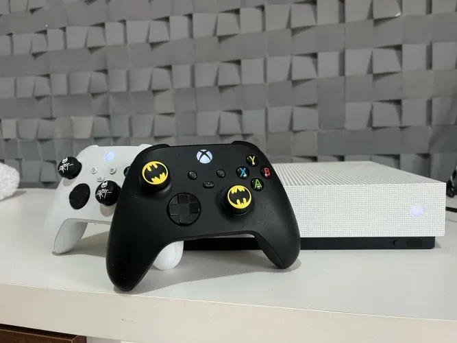 Xbox One S com 2 controles do series