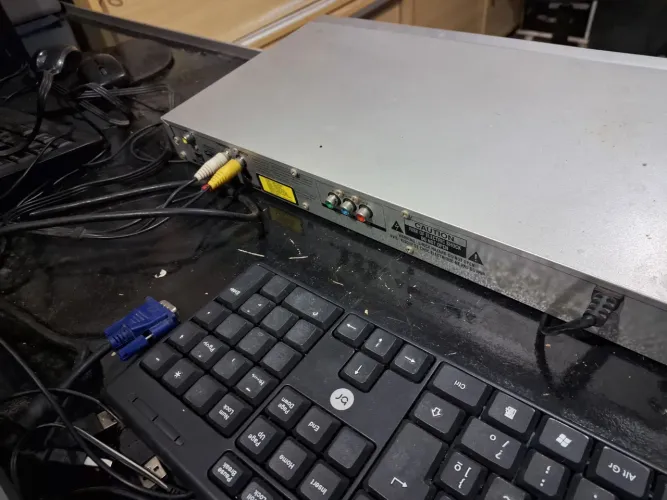Dvd gougar nao funciona. Serve para consertar ou retirada de peças 