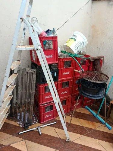 Caixa com garrafa de coca cola de 1 litro de vidro 