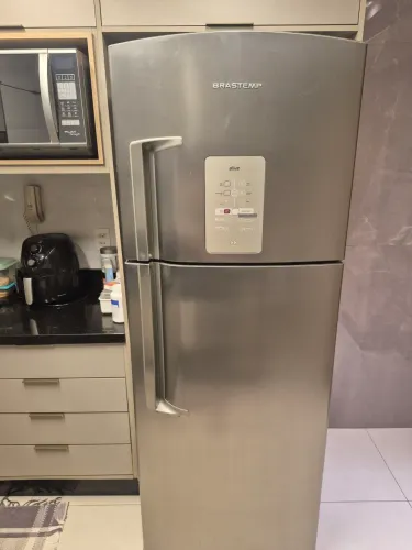 geladeira Brastemp Ative! inox com painel digital touch screen na porta.