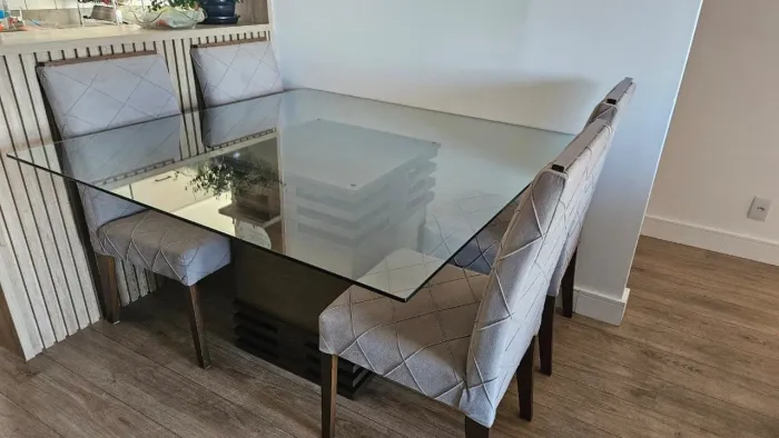 Mesa de vidro + 4 cadeiras do jogo original