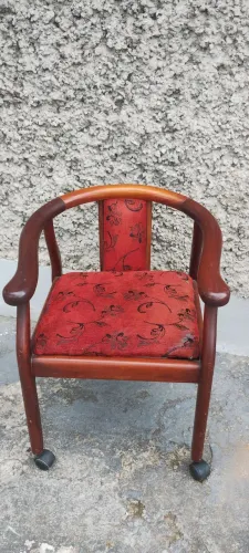 Cadeira antiga estilo colônial com roldanas