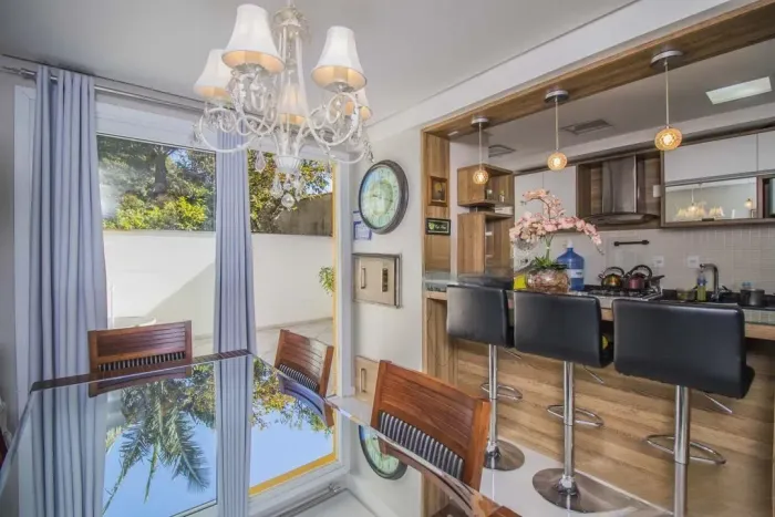 Casa em condomínio com pátio e suíte  Jardim São Pedro, POA