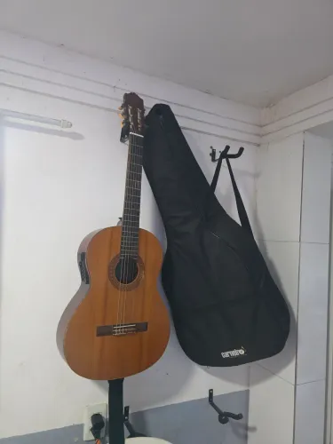 Violão Yamanha C40, nilon, elétrico com capa
