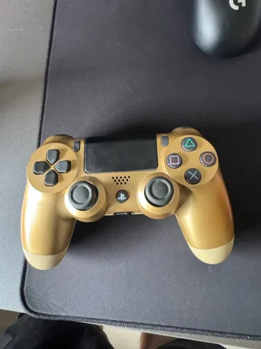 Controle PS4 dourado