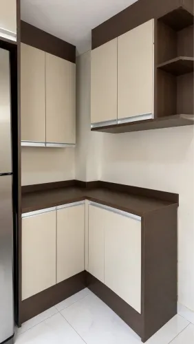 Cozinha Planejada Completa - Marrom Amadeirado com Bege / Fendi