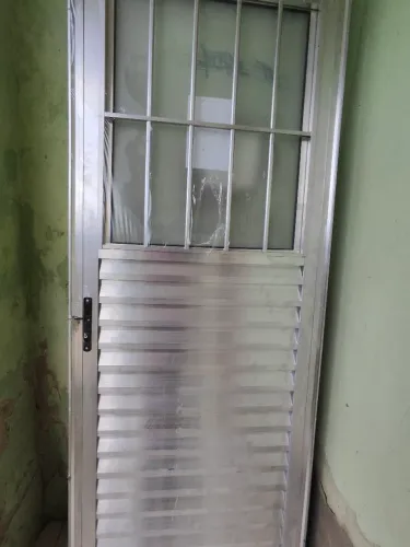 Porta postigo alumínio 210x80 L25