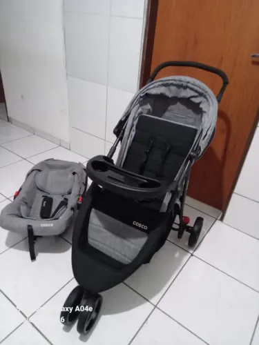 Carrinho de bebe cosco e bb conforto semi novos unissex 