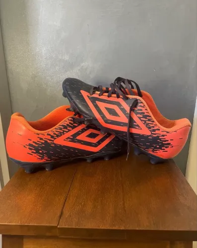 chuteira campo umbro
