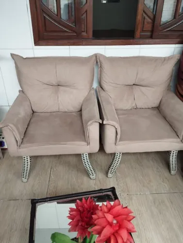Duas poltronas usadas mas em bom estado.