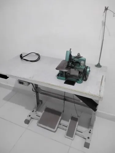 Máquina de Costura OVERLOCK (Já vai com a Mesa junto)