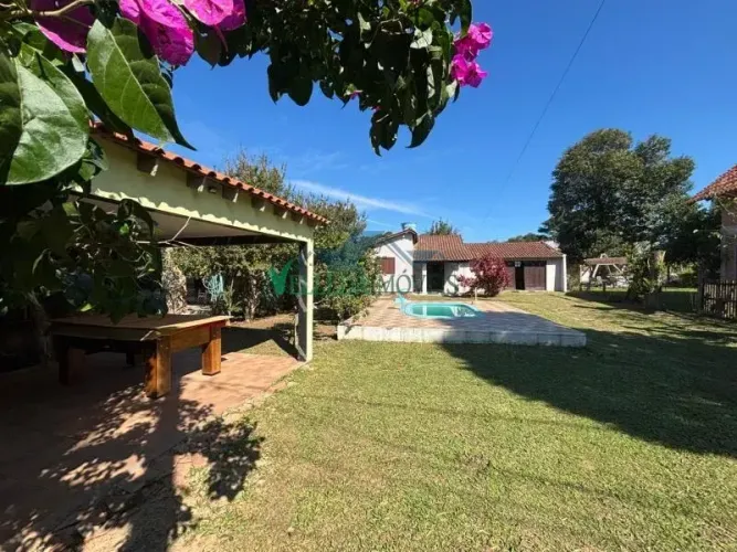 Lindo sítio dentro de condomínio, casa completa e piscina com quiosque.