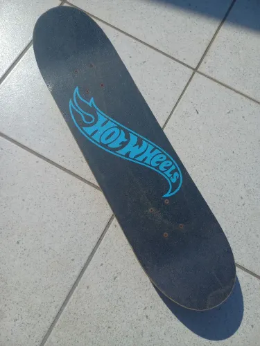 Skate Hot Weels com capacete, joelheiras e cotoveleiras