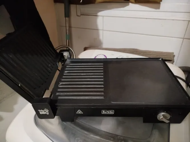 Vendo chapa Black e Decker, 3x1 ótimo para lanches, grelhar.