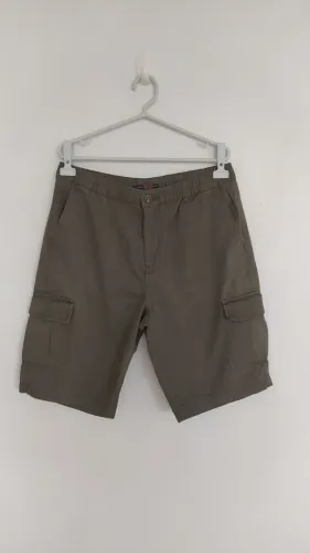 Bermuda estilo cargo verde oliva masculina Luigi Bertolli Tam M