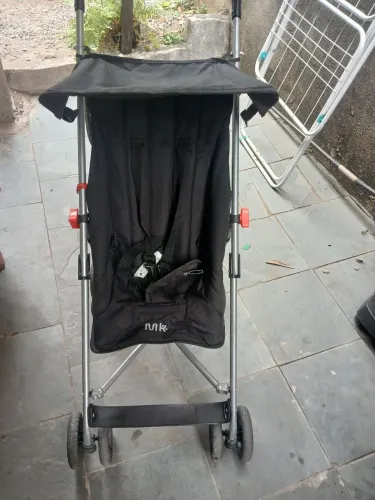 Carrinho de bebê guarda chuva