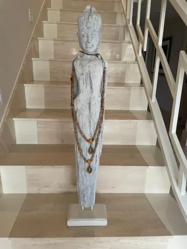 Estatua Alta do Buda - esculpida em madeira - 60 x 20 cm 