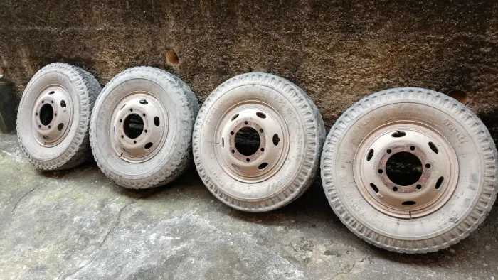 Roda para caminhão 3/4 usada.