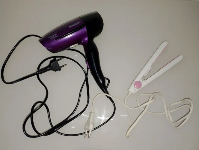 Vende-se secador de cabelo, acompanha mini chapinha de cabelo.
