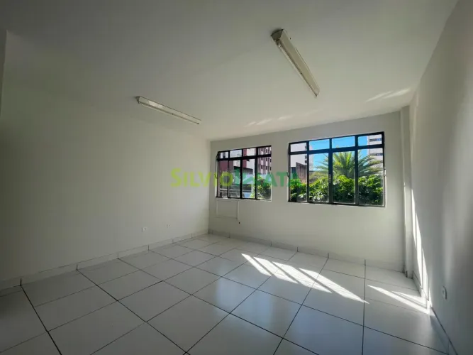 EXCELENTE SALA EM SOBRE LOJA COMERCIAL DE 24 M² PARA ALUGAR NA AVENIDA DUQUE DE CAXIAS - C