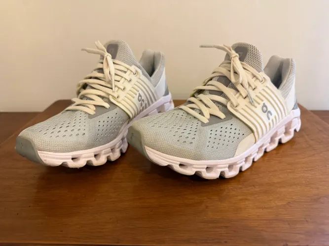 tênis feminino cloudswift 4 cinza da ON RUNNING
