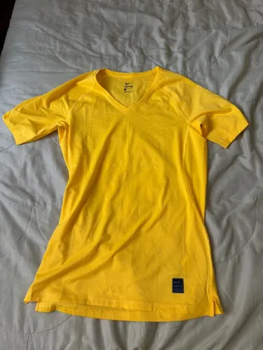 Nike Dri-FIT Amarela Ventilada