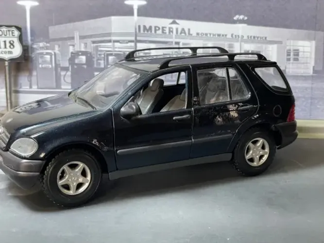 Miniatura Mercedes 1/24