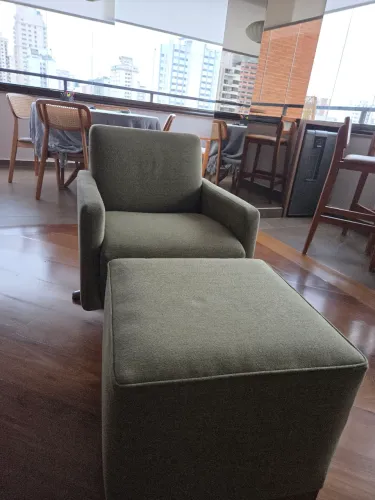 Poltrona giratória moderna com puff