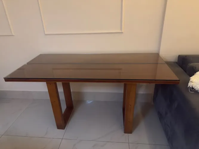 Mesa de jantar com banco de madeira