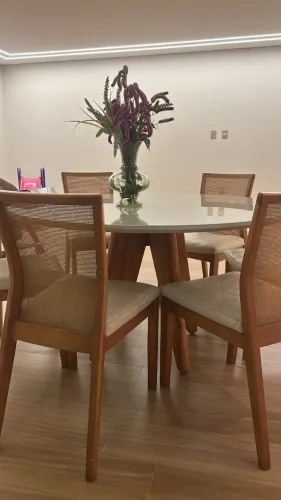 Mesa de jantar redonda, 6 lugares.