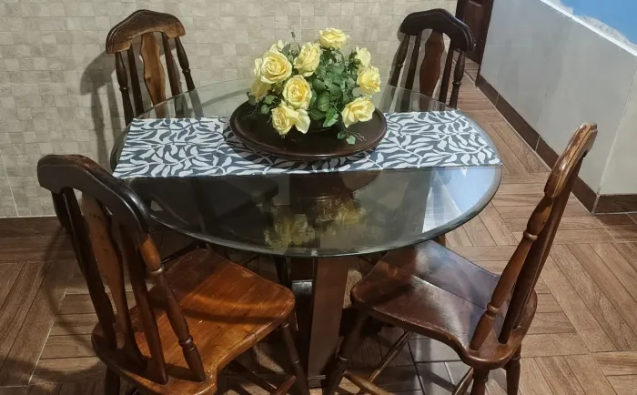 Entrego mesa jantar redonda 4 cadeiras