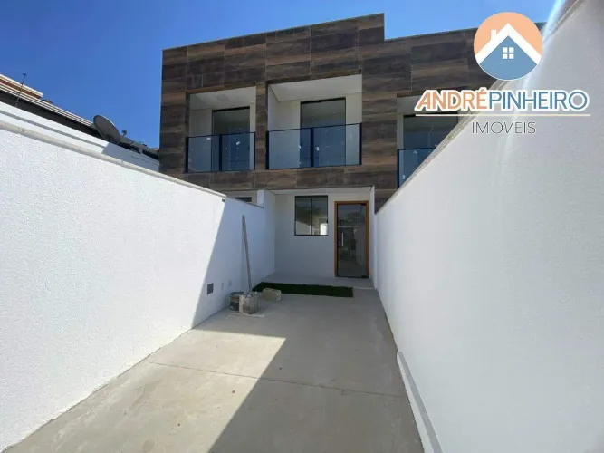Casa exclusiva com 2 suítes, 2 vagas e acabamento em porcelanato no bairro Copacabana
