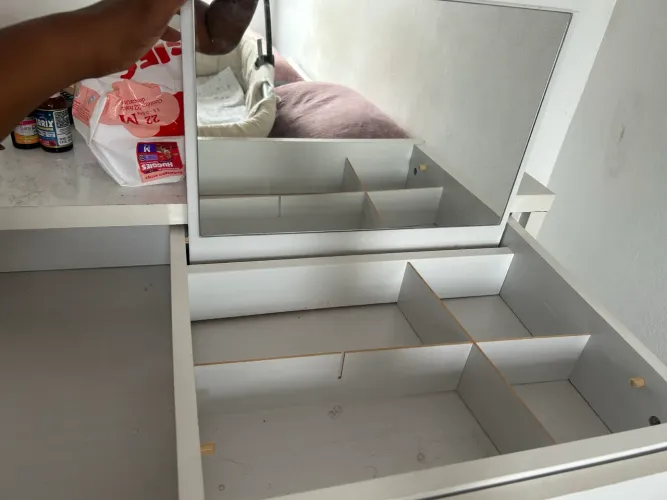 Cômoda de Quarto com Mini Penteadeira na Gaveta