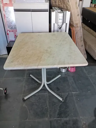 Mesa sem cadeiras
