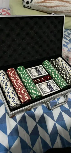 Maleta de Poker Profissional, 300 Fichas numeradas Holográficas, 5 Dados.