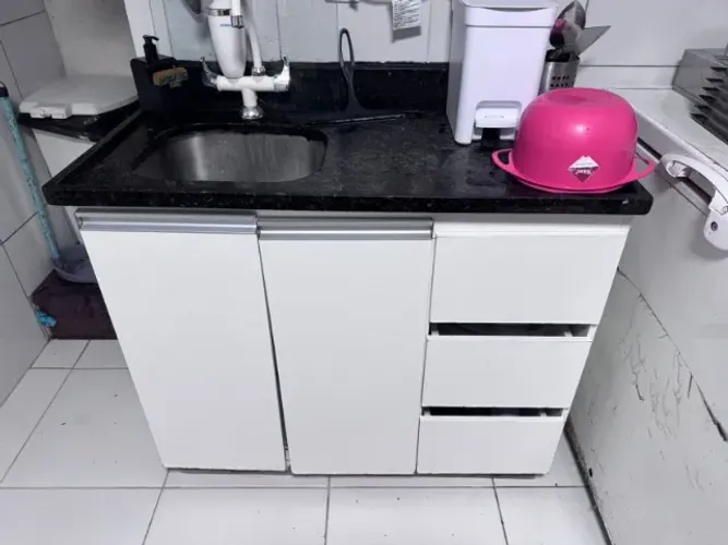 Gabinete de Pia para Cozinha 1,03 m com Granito Preto, Cuba Inox e 3 Gavetas Descrição