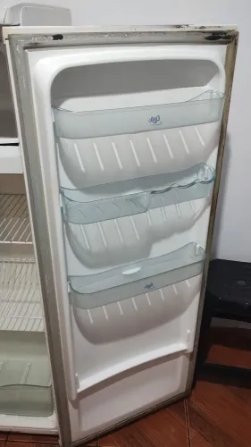 Venda de geladeira antiga.