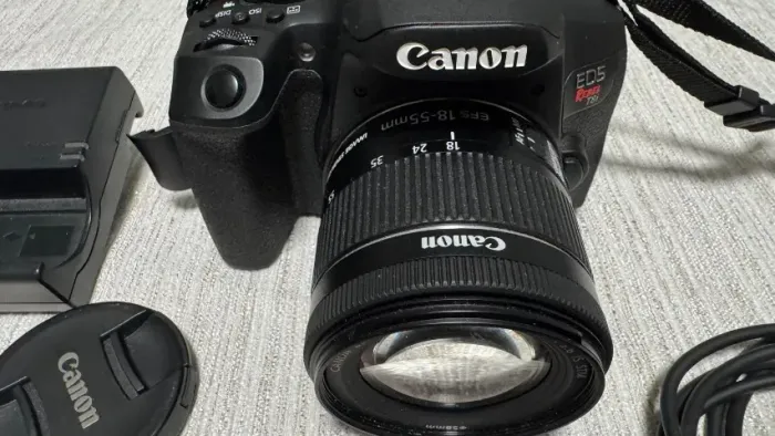 Camera Canon EOS Rebel T8i DSLR + Lente 18-55mm + SD 128GB + CABOS E CARREGADOR *SEMINOVA*