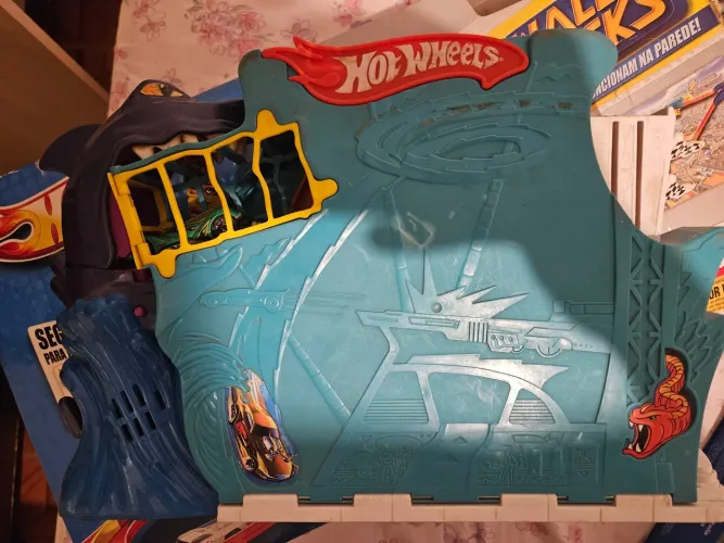 Pista Maleta Dobrável Hot Wheels Tubarão e Serpente - Play Set Portátil