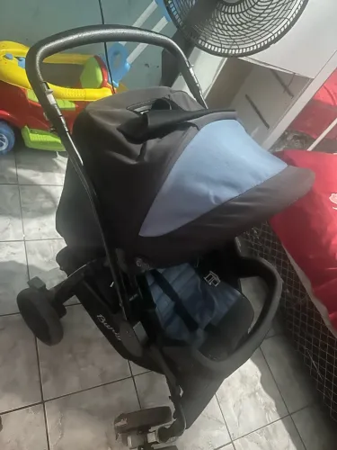 Vendo carrinho de bebê